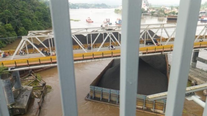 
 Dua kapal ponton bermuatan batu bara menabrak jembatan Mahakam, Samarinda, dan kini disanksi penundaan berlayar. Foto: (dok. istimewa)