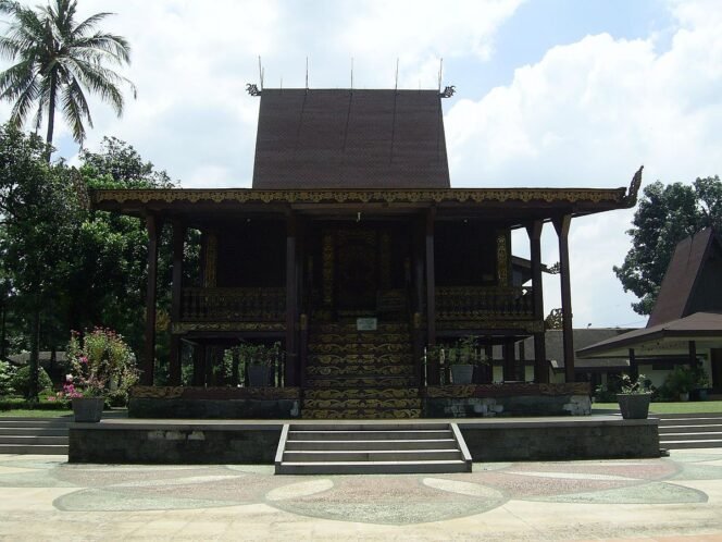 
 Rumah Adat Suku Banjar (Sumber: Wikipedia)
