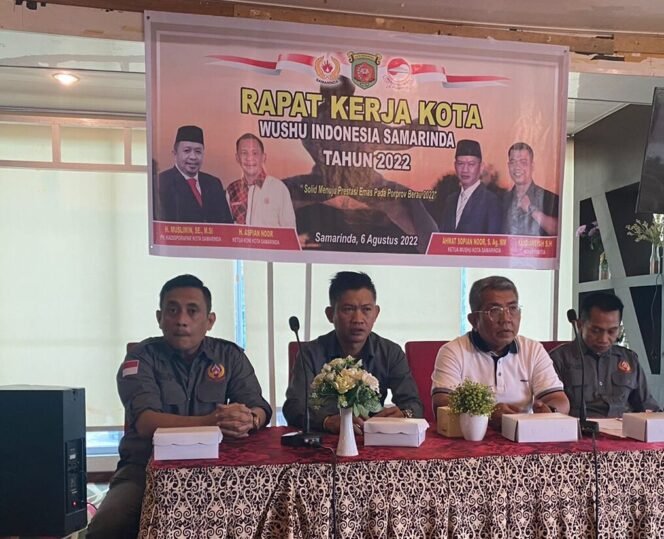 
 A. Sopian Noor Ketua Pengkot Wushu Indonesia Samarinda Bersama Wk II Koni Rudi Barito dan Kabid Binpres Disporapar Supriatmono (6/8/2022)