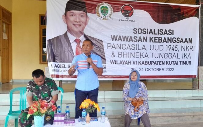 
 Agiel Suwarno, SE., MSi Tengah, Pelda R. Isroy Kiri dan Siti Umi S Kanan dalam acara sosialisasi wawasan kebangsaan di Desa Bukit Makmur Kec. Kaliorang Kab. Kutim (30/10/2022)