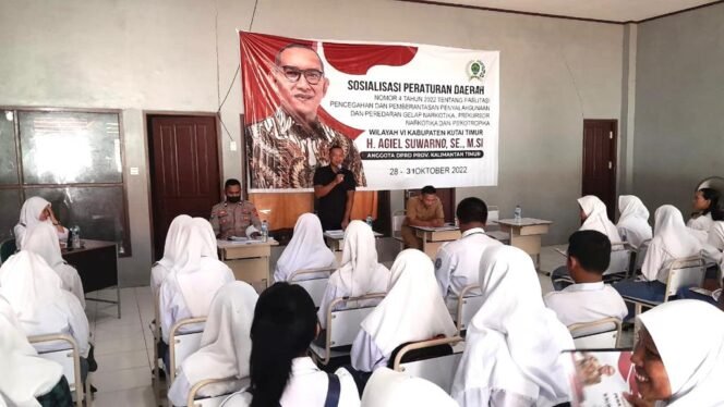 
 Agiel Suwarno Anggota DPRD Prov. Kaltim (Tengah) Bersama Aipda Melianto   Sir (Kiri) dan Ahmad Rois (Kanan) di SMK N 1 Kaliorang. 31/10/2022