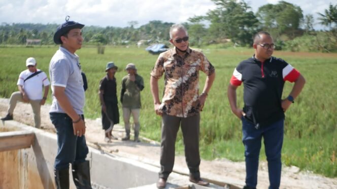 
 Muhammad Samsun  Tinjau Irigasi di Desa Bukit Raya, Targetkan Selesai Tahun Depan