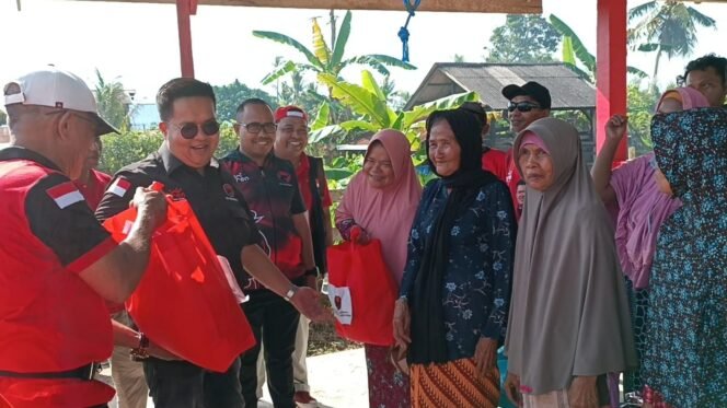 
 DPC PDI-Perjuangan Kukar Bersih-Bersih Rumah Ibadah Bersama Ratusan Masyarakat Samboja