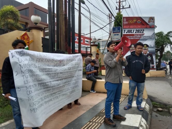 
 AMPPH Kaltim Gelar Aksi Jilid III di Depan Polresta Samarinda, Minta Usut Tuntas Dugaan Tambang Ilegal Di Palaran