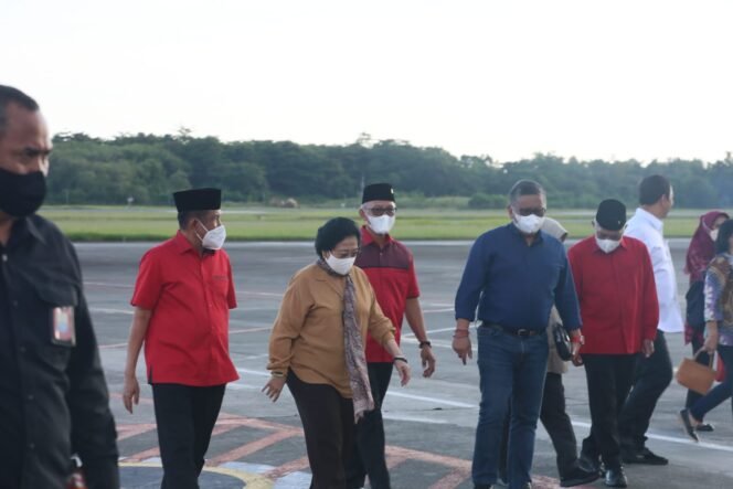 
 Samsun Sambut Kedatangan Megawati Di Bandara Sepinggan Balikpapan, Jelang Acara Muktamar Pemuda Muhammadiyah Ke-XVII