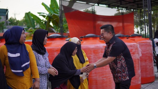 
 Wakil Bupati Kukar Rendi Solihin bagikan tandon air untuk masyarakat.