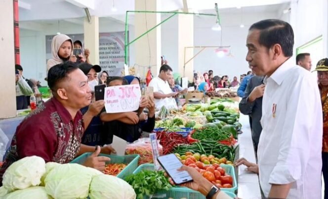 
 Tinjau Harga Kebutuhan Pokok, Presiden Jokowi Kunjungi Pasar Merdeka Samarinda